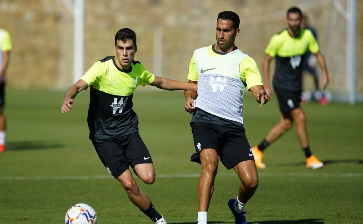 Alberto Soro avanza mientras intenta librarse de la presión de Ángel Montoro. 