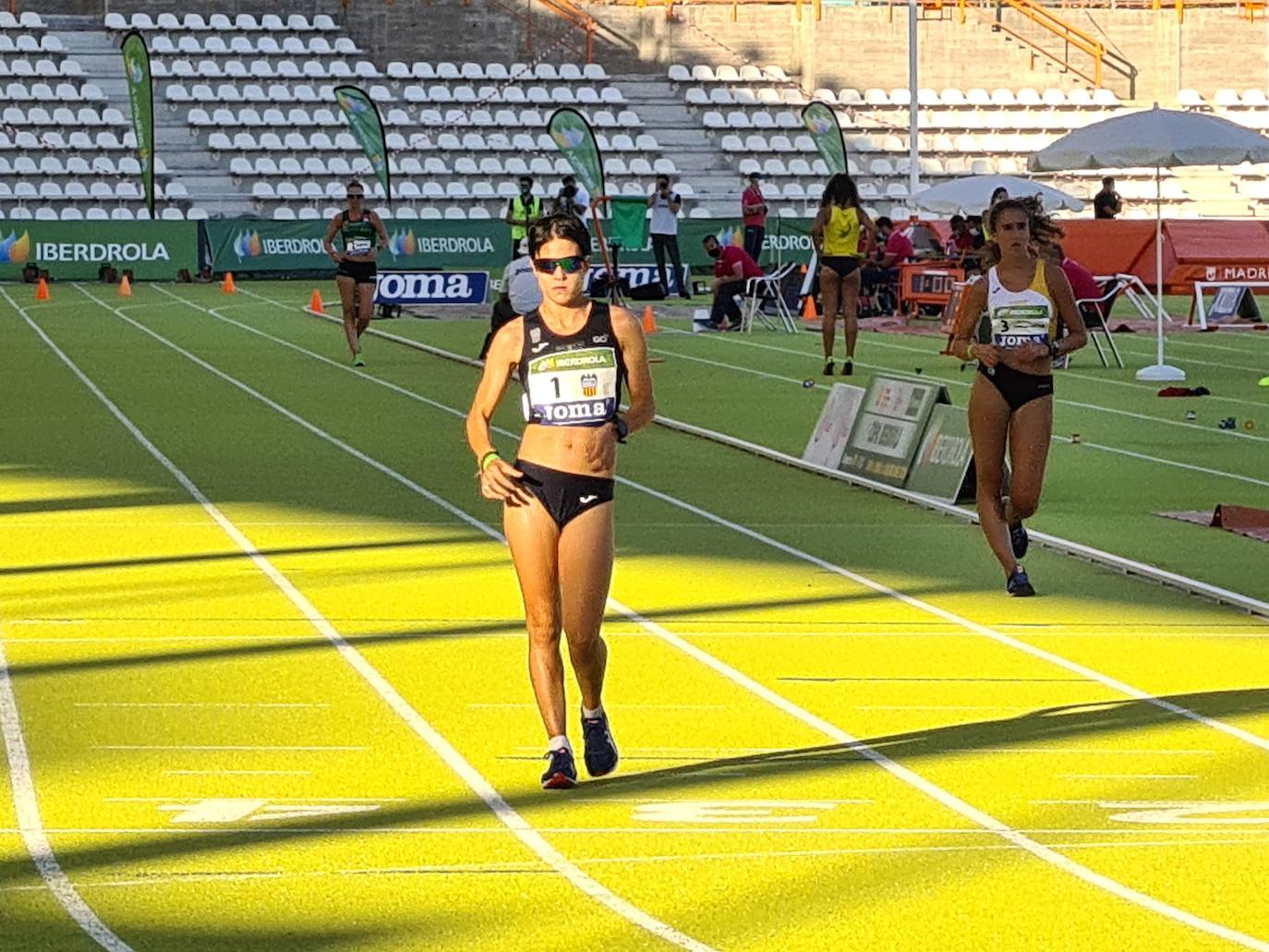 María Pérez se dispone a cruzar la línea de meta en la carrera de los 5.000 metros marcha. 