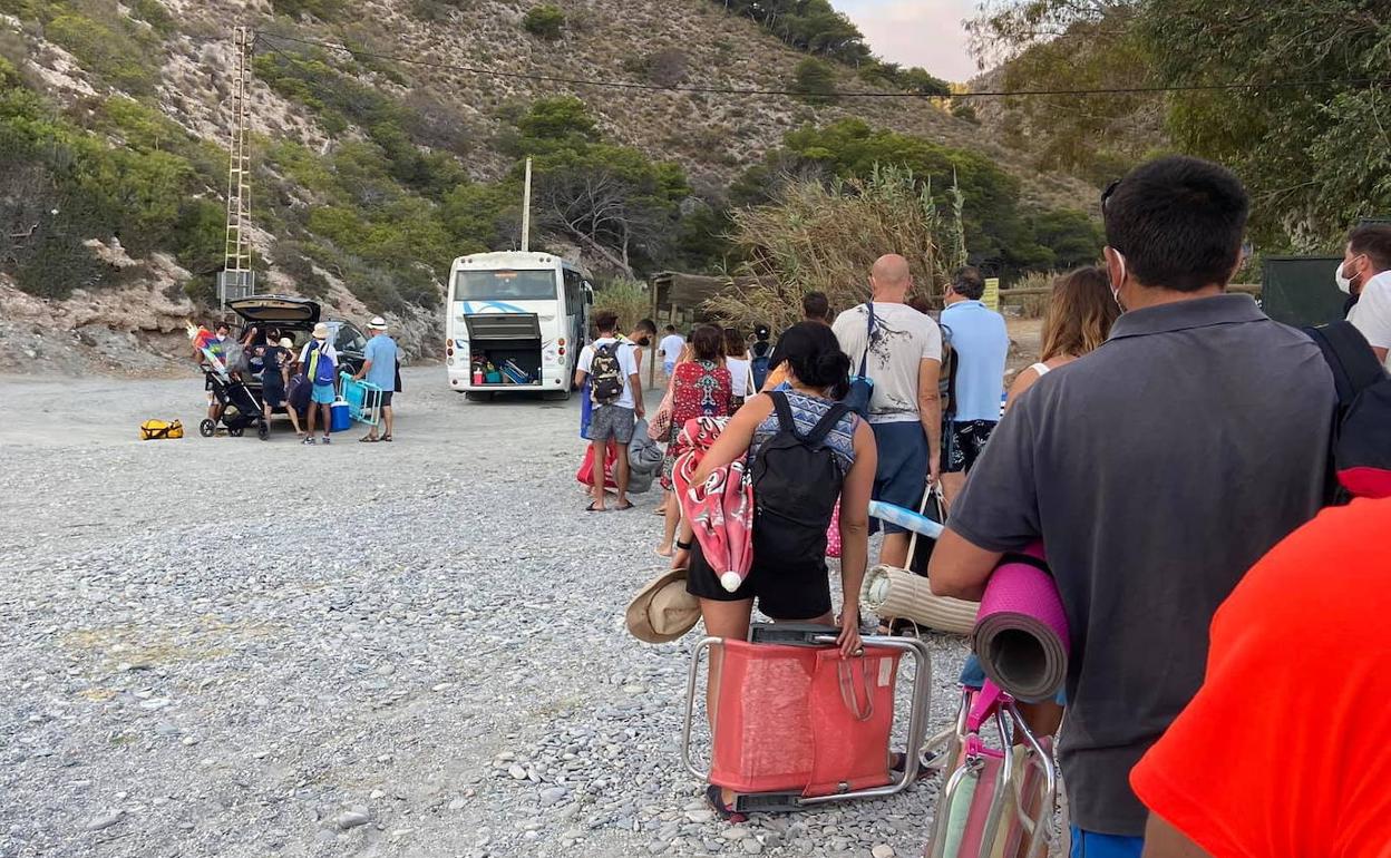 Largas colas de espera para usar el autobús de Cantarriján.