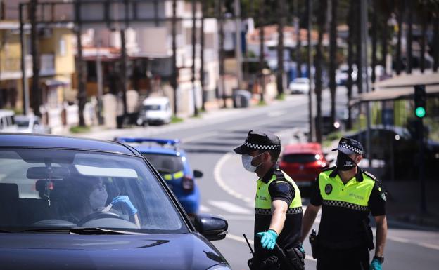 ¿Dónde hay que colocar la mascarilla cuando vayamos en coche? Hacerlo mal tiene multa