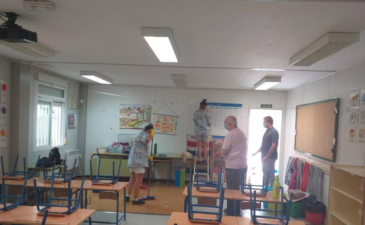 Trabajos de limpieza en un colegio de Monachil