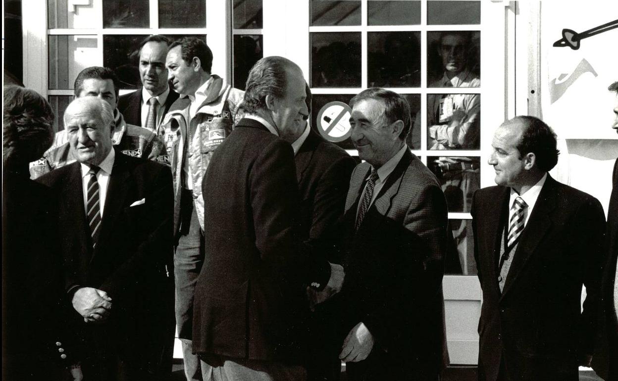 Don Juan Carlos saluda al entonces regidor de Monachil, José Sevilla, en una visita para apoyar los mundiales de esquí alpino de 1996. 