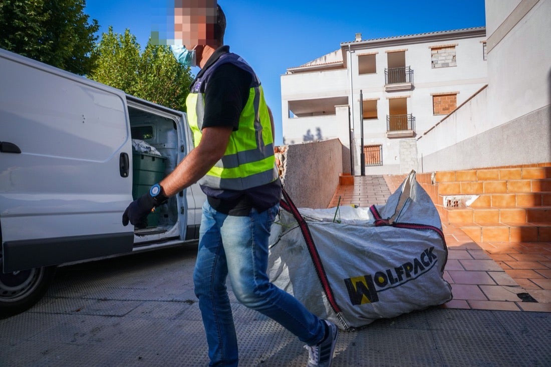 Más de veinte agentes han realizado varios registros en la zona