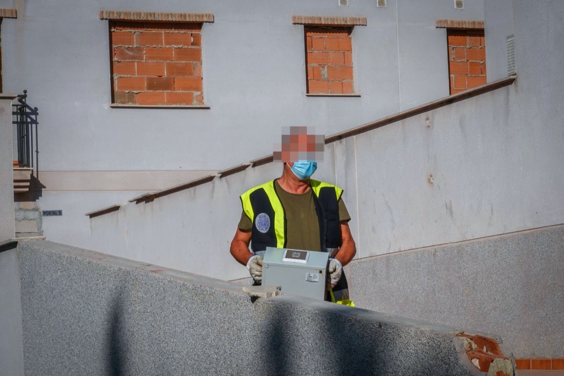 Más de veinte agentes han realizado varios registros en la zona