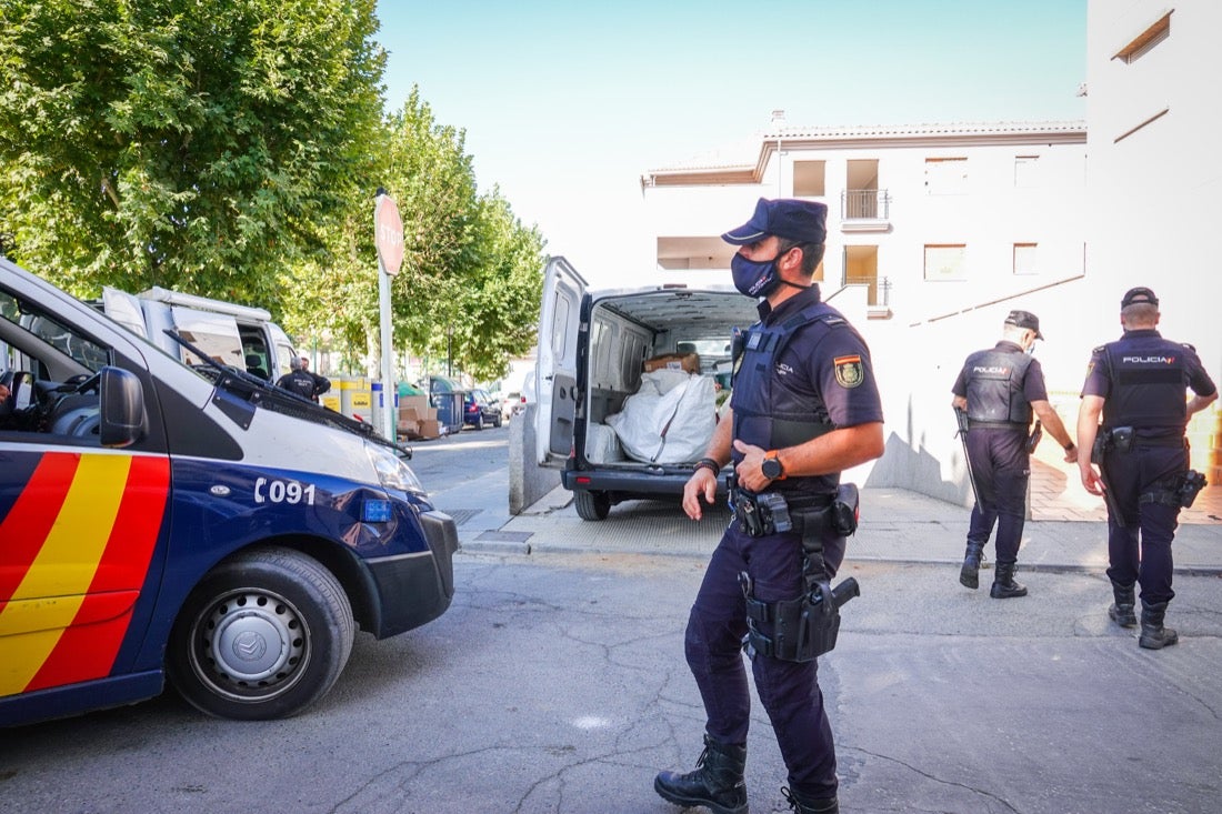 Más de veinte agentes han realizado varios registros en la zona