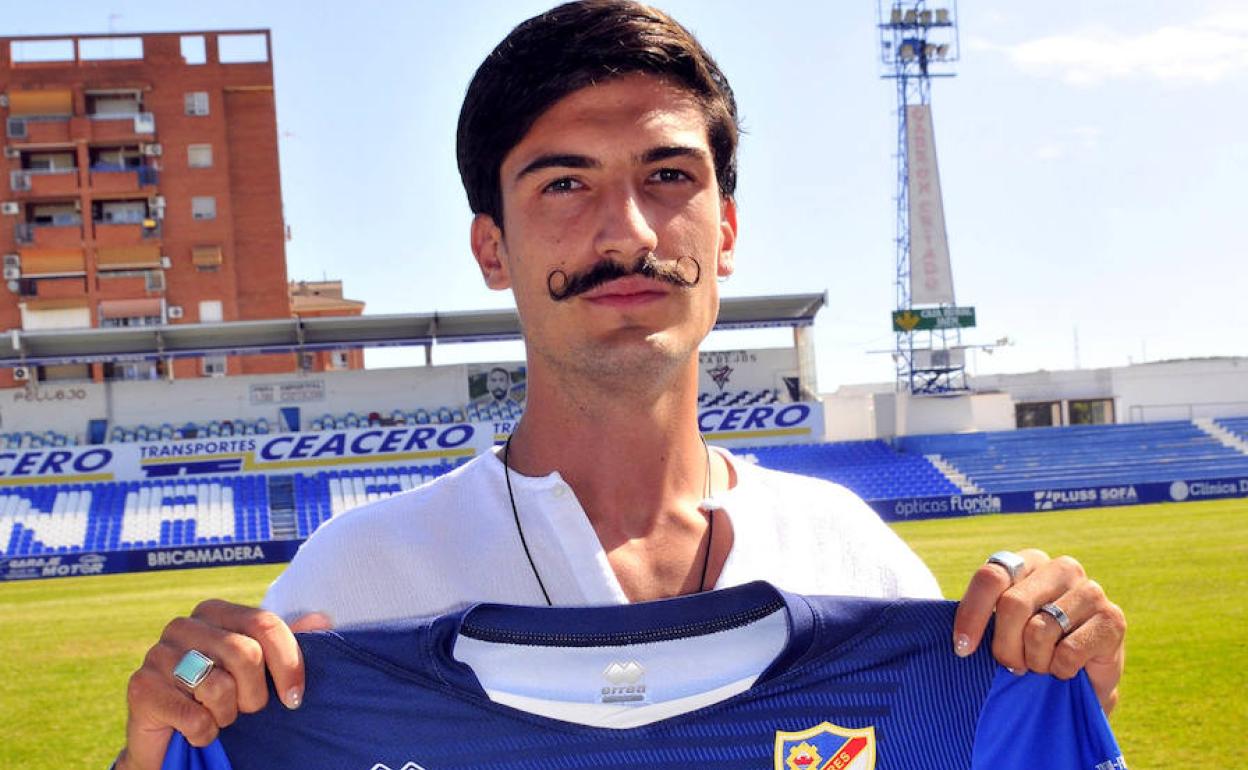 Rubén Sanchidrián en el campo, con su nueva camiseta. 