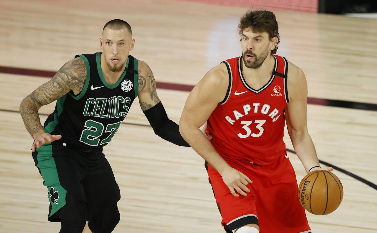 Marc Gasol bota el balon ante Daniel Theis. 