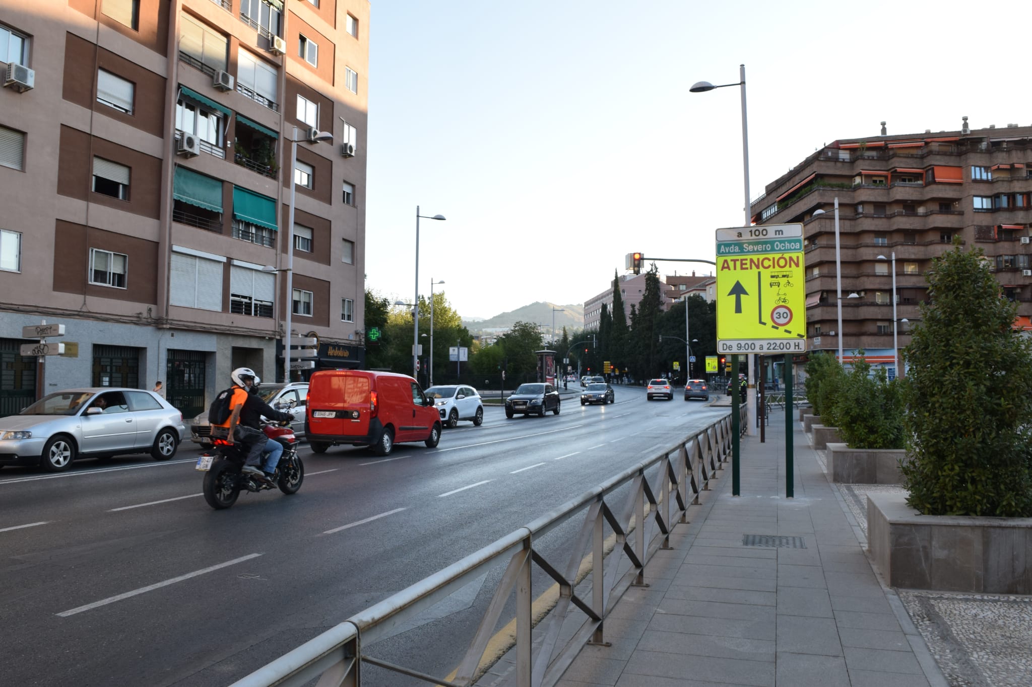 El tráfico en Granada en la mañana de la vuelta a las aulas