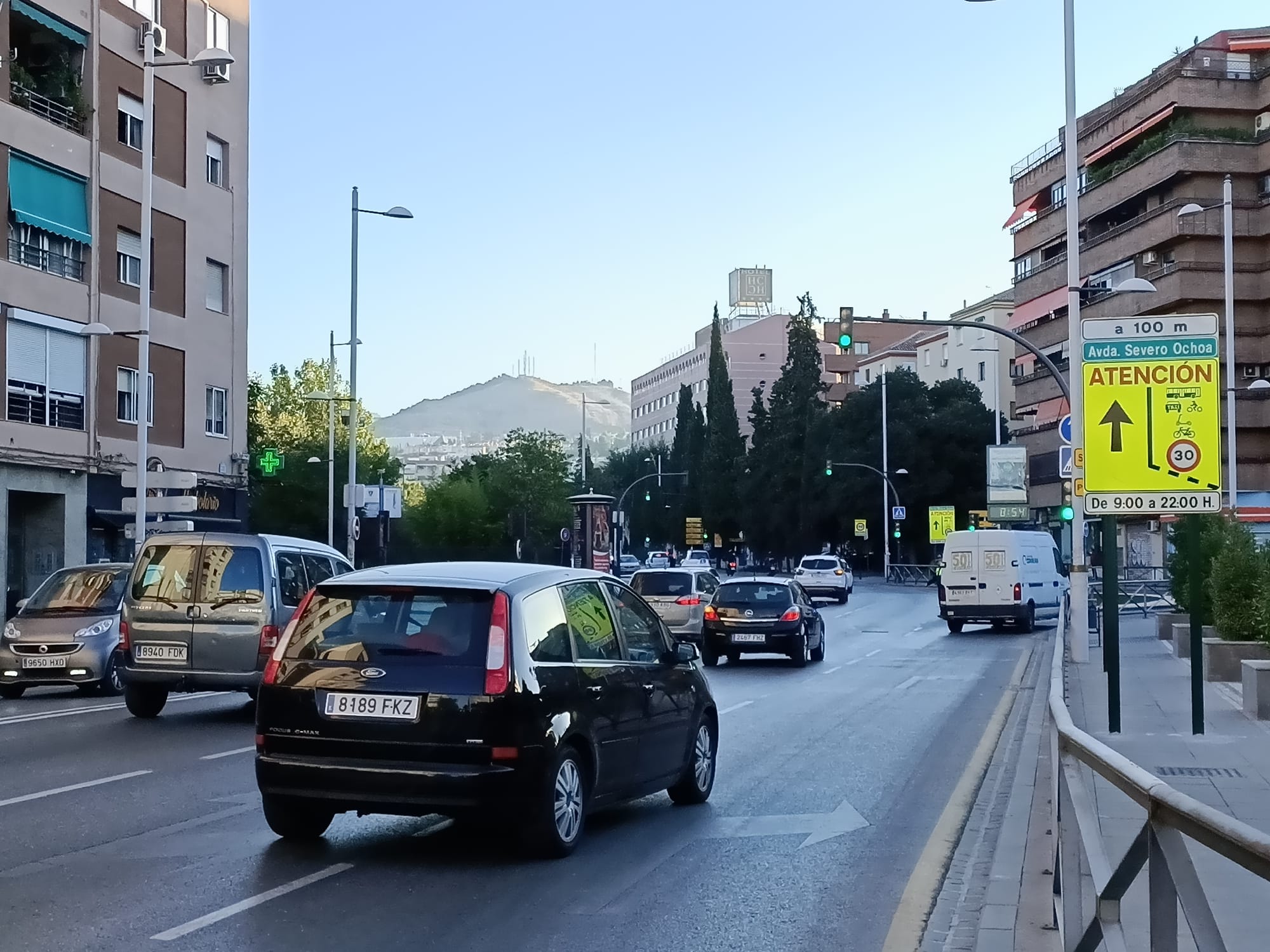 El tráfico en Granada en la mañana de la vuelta a las aulas