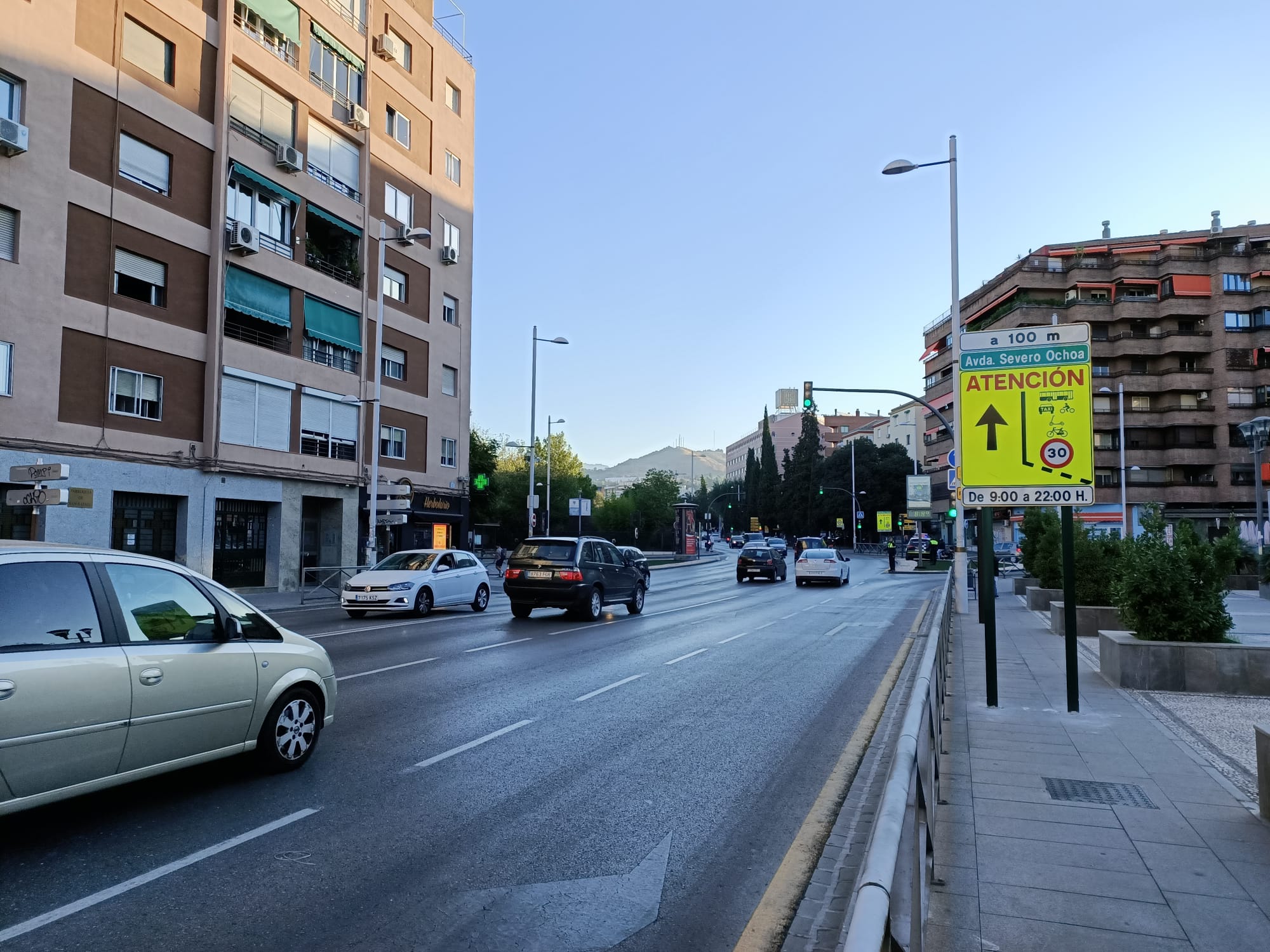 El tráfico en Granada en la mañana de la vuelta a las aulas