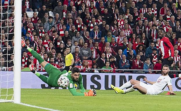 Rui Silva desvía lo justo el disparo de Iñaki Williams en la cita copera de San Mamés. 