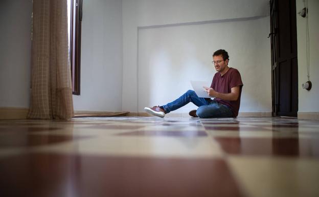 Imagen principal - Julio Brujis es uno de los dos artistas residentes en la convocatoria de 2020.