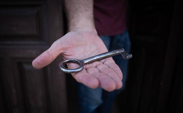 Llave de la casa que alberga la residencia artística.