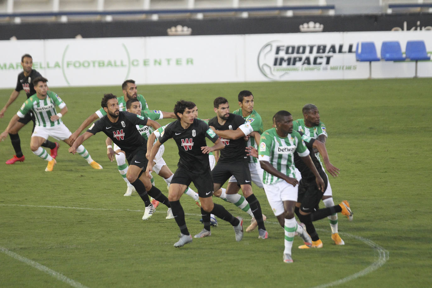Germán y Vallejo entran al remate en una jugada a balón parado, las que explota bien el Granada.