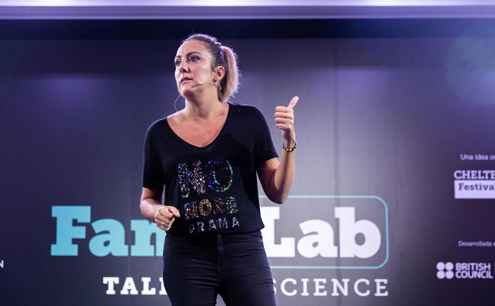 Pelegrina, durante su actuación en la final del FameLab de Madrid este miércoles.