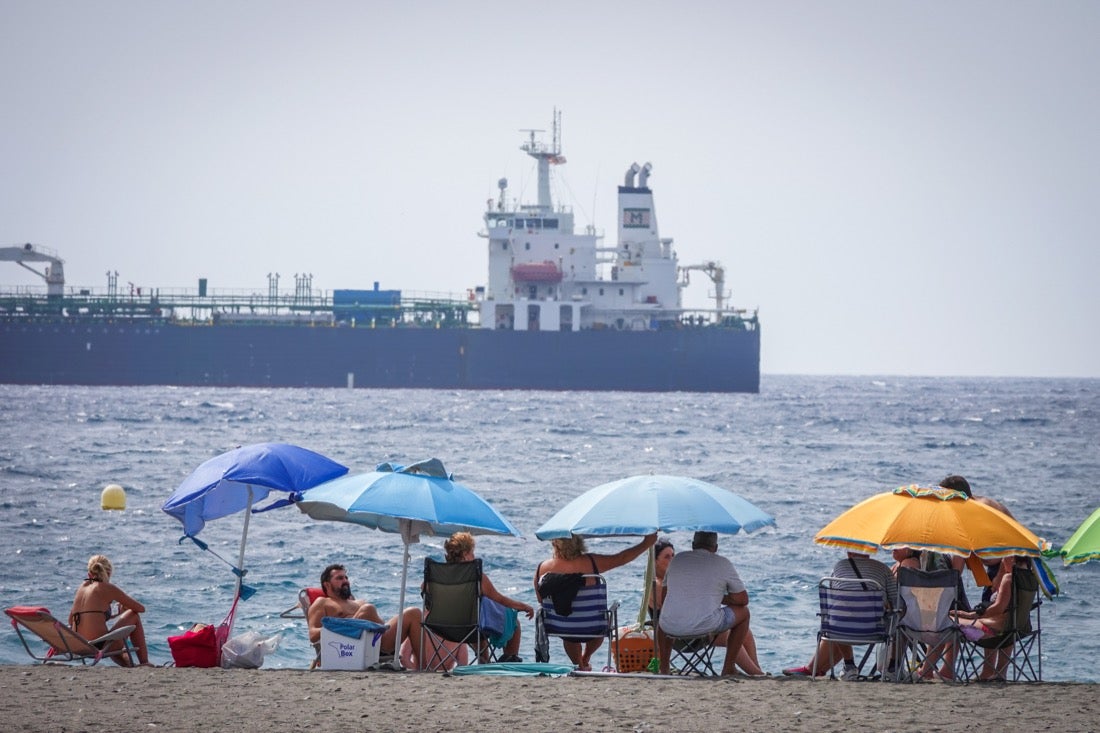 Buen ambiente en las playas granadinas este domingo