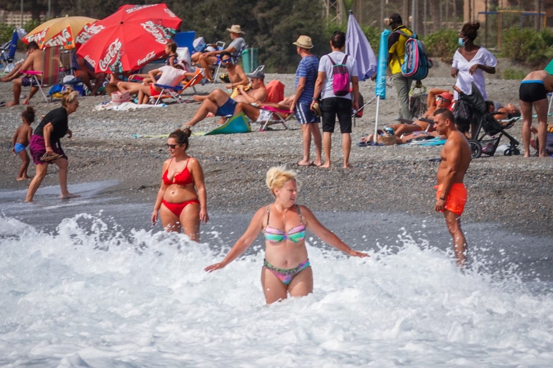 Buen ambiente en las playas granadinas este domingo
