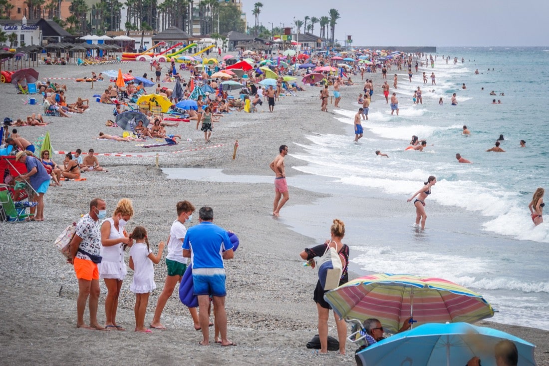 Buen ambiente en las playas granadinas este domingo
