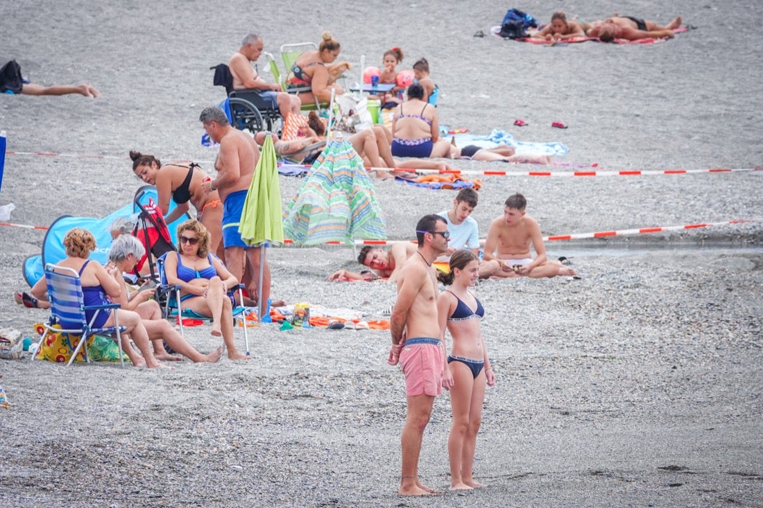 Buen ambiente en las playas granadinas este domingo