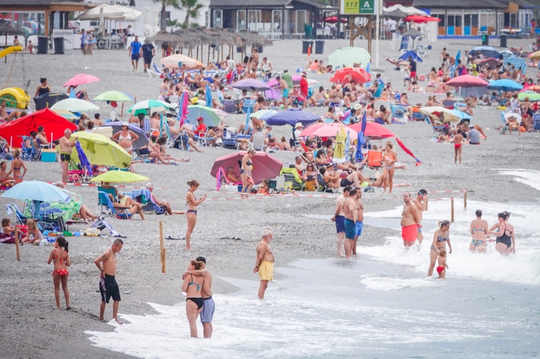 Buen ambiente en las playas granadinas este domingo