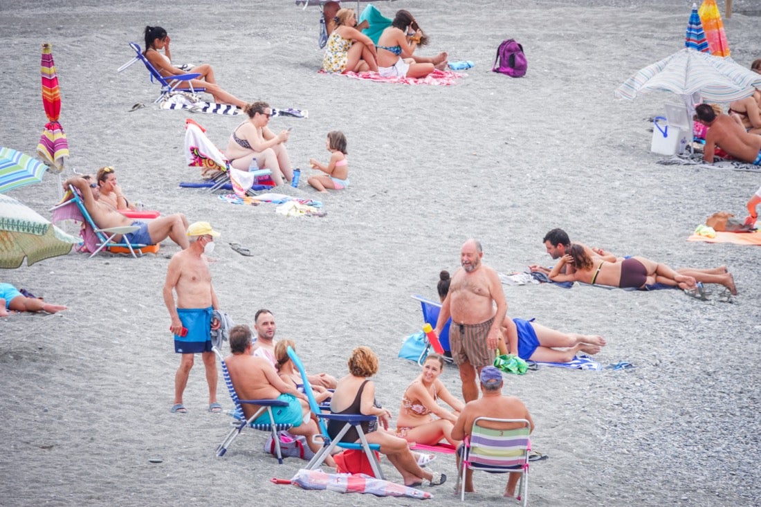 Buen ambiente en las playas granadinas este domingo