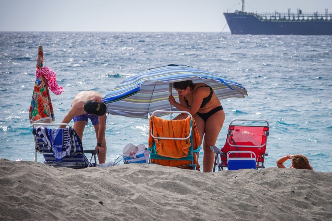 Buen ambiente en las playas granadinas este domingo