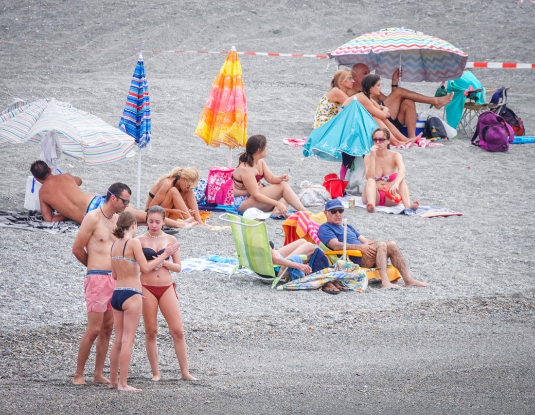 Buen ambiente en las playas granadinas este domingo