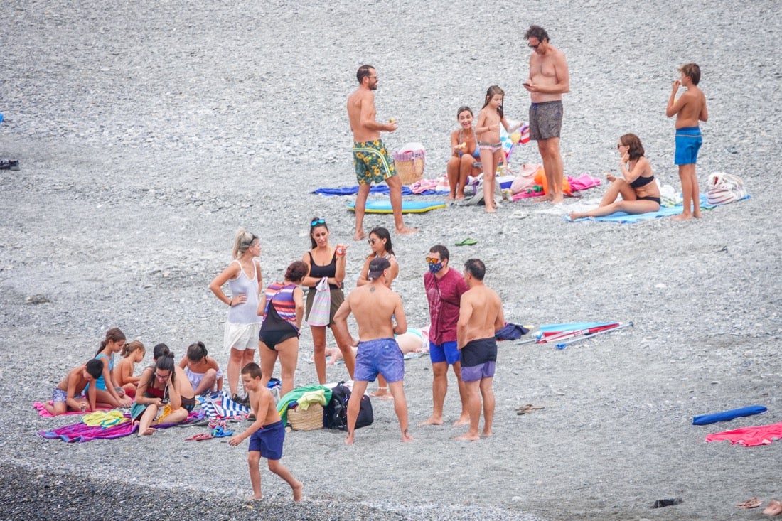 Buen ambiente en las playas granadinas este domingo
