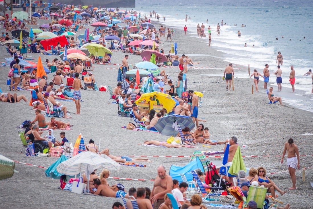 Buen ambiente en las playas granadinas este domingo