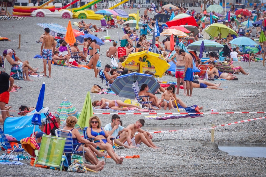 Buen ambiente en las playas granadinas este domingo