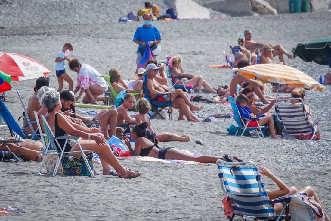 Buen ambiente en las playas granadinas este domingo