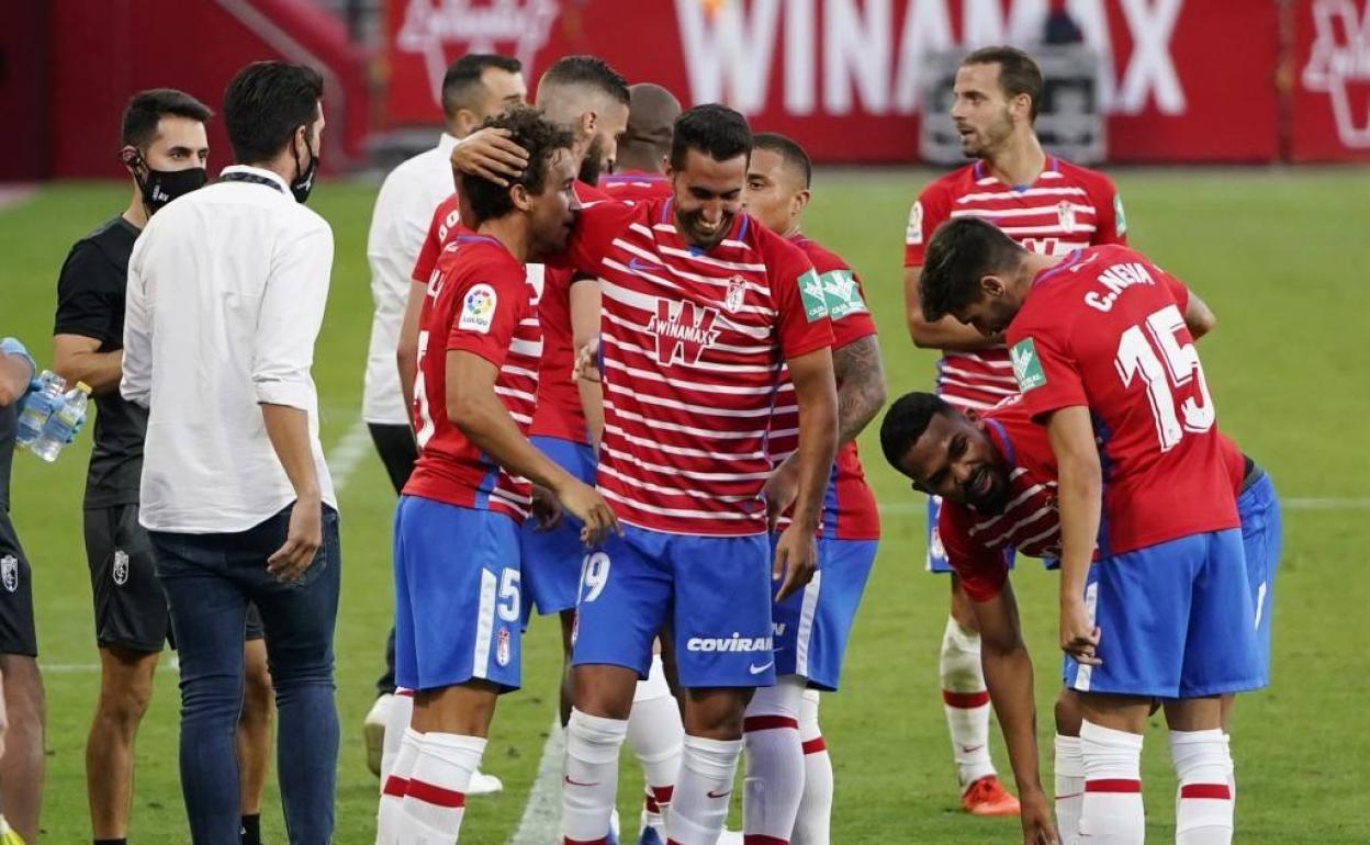 Ángel Montoro felicita a Luis Milla durante la pausa para la hidratación del segundo tiempo, con el equipo ya con la ventaja de 2-0 en el marcador. 
