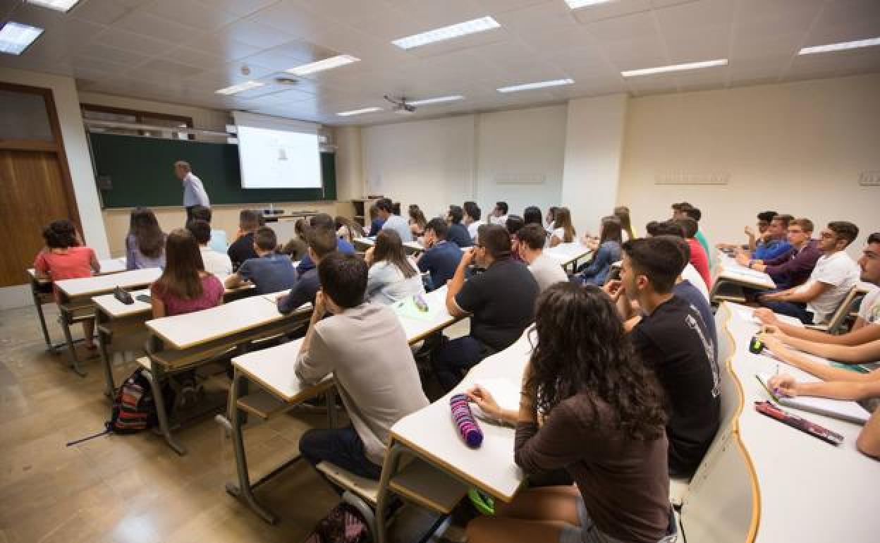 Alumnos universitarios en una clase de la UGR