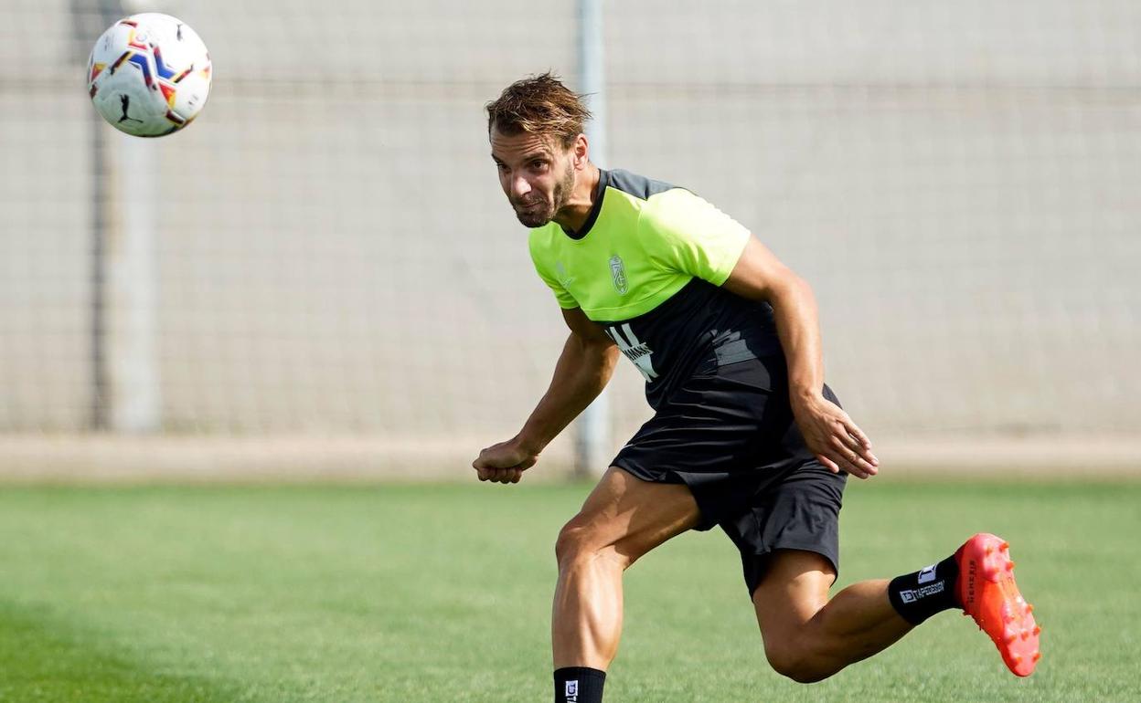 Roberto Soldado remata de cabeza durante el entrenamiento de este martes. 