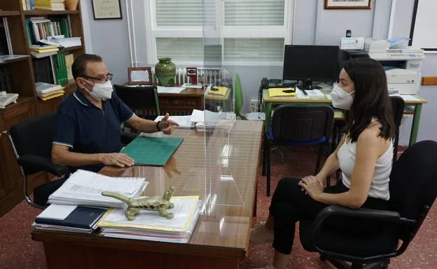 El director del IES María Bellido de Bailén, Alfonso Cañuelo, con una pantalla de metacrilato. 