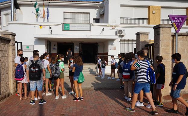 Reencuentro de alumnos ayer tras más de medio año a las puertas del IESMedina Rivilla de Bailén. 