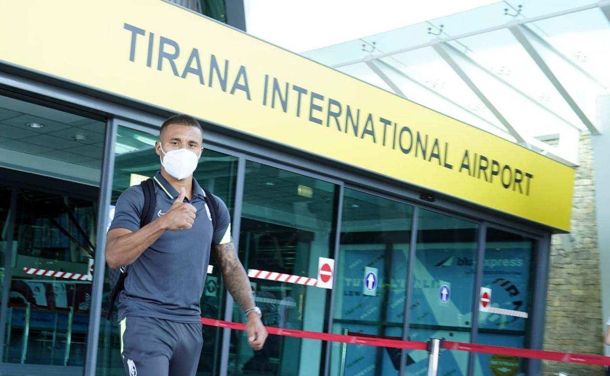 Darwin Machís da el 'okey' tras aterrizar en Tirana. 