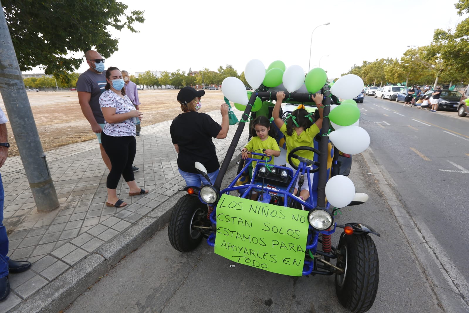 La Federación de Asociaciones de Madres y Padres de Granada (FAMPA) Alhmabra ha convocado este miércoles la iniciativa 