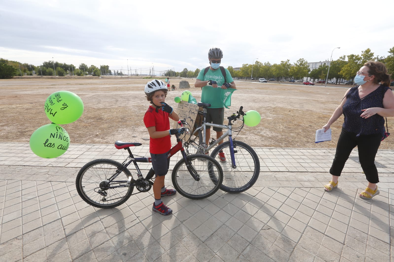 La Federación de Asociaciones de Madres y Padres de Granada (FAMPA) Alhmabra ha convocado este miércoles la iniciativa 