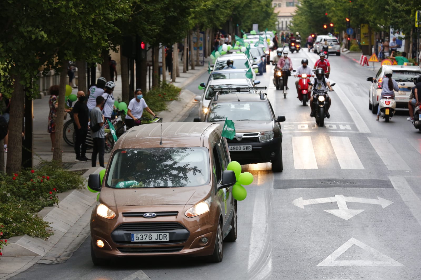 La Federación de Asociaciones de Madres y Padres de Granada (FAMPA) Alhmabra ha convocado este miércoles la iniciativa 
