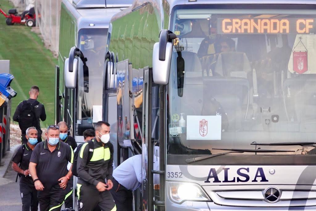 La expedición rojiblanca se somete al protocolo de seguridad en la Ciudad Deportiva antes de despegar del aeropuerto Federico García Lorca.