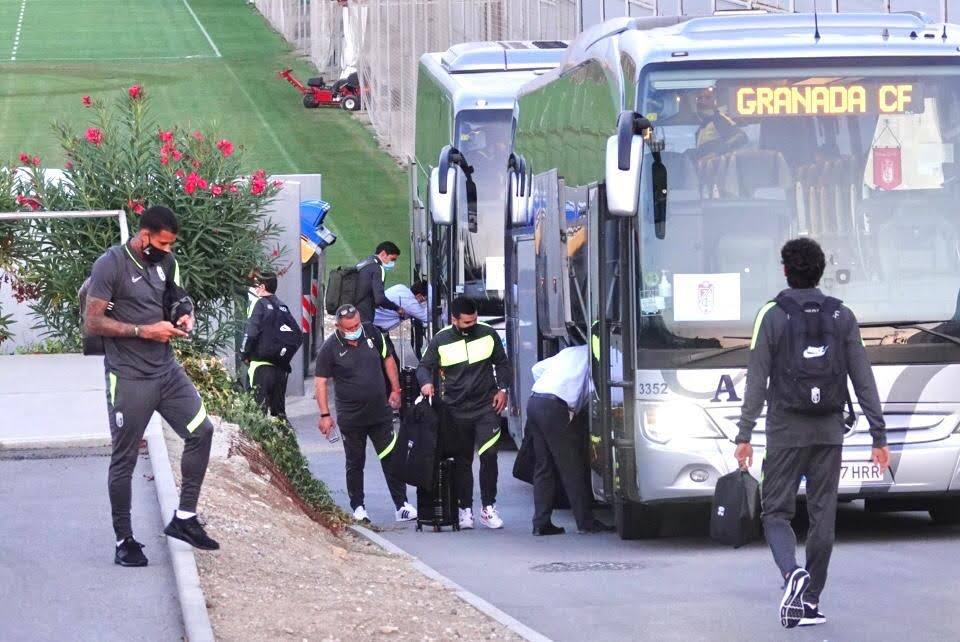 La expedición rojiblanca se somete al protocolo de seguridad en la Ciudad Deportiva antes de despegar del aeropuerto Federico García Lorca.