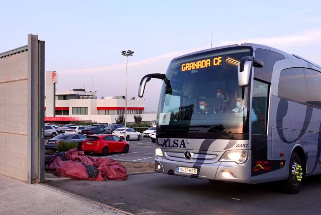 La expedición rojiblanca se somete al protocolo de seguridad en la Ciudad Deportiva antes de despegar del aeropuerto Federico García Lorca.