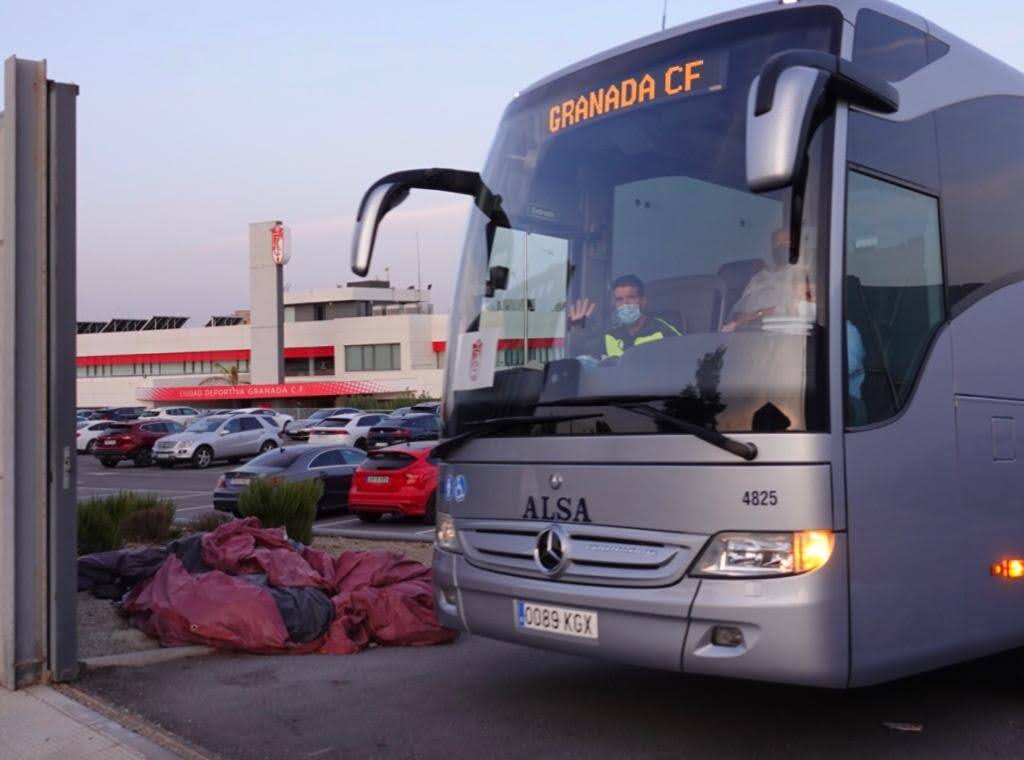 La expedición rojiblanca se somete al protocolo de seguridad en la Ciudad Deportiva antes de despegar del aeropuerto Federico García Lorca.