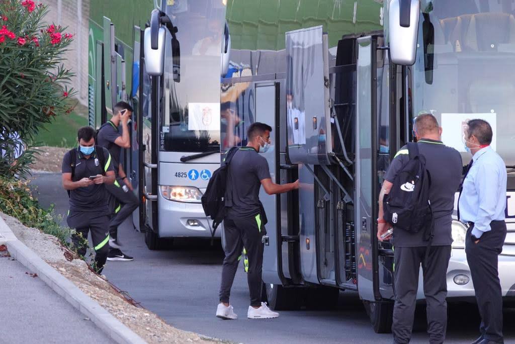 La expedición rojiblanca se somete al protocolo de seguridad en la Ciudad Deportiva antes de despegar del aeropuerto Federico García Lorca.