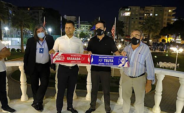 Las directivas posan junto a un delegado de la UEFA, tras ellos. 