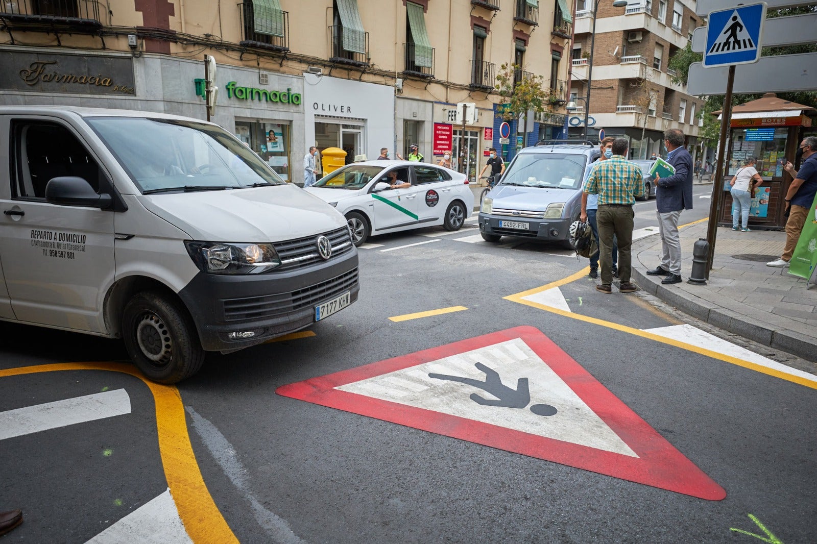 Movilidad inaugura los cambios en una calle a la que solo podrán acceder en coche los residentes con garaje o los usuarios de hoteles o el parking 