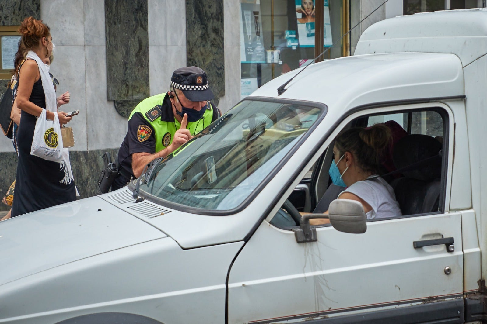 Movilidad inaugura los cambios en una calle a la que solo podrán acceder en coche los residentes con garaje o los usuarios de hoteles o el parking 