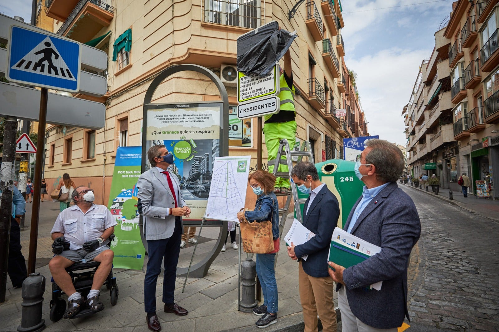 Movilidad inaugura los cambios en una calle a la que solo podrán acceder en coche los residentes con garaje o los usuarios de hoteles o el parking 