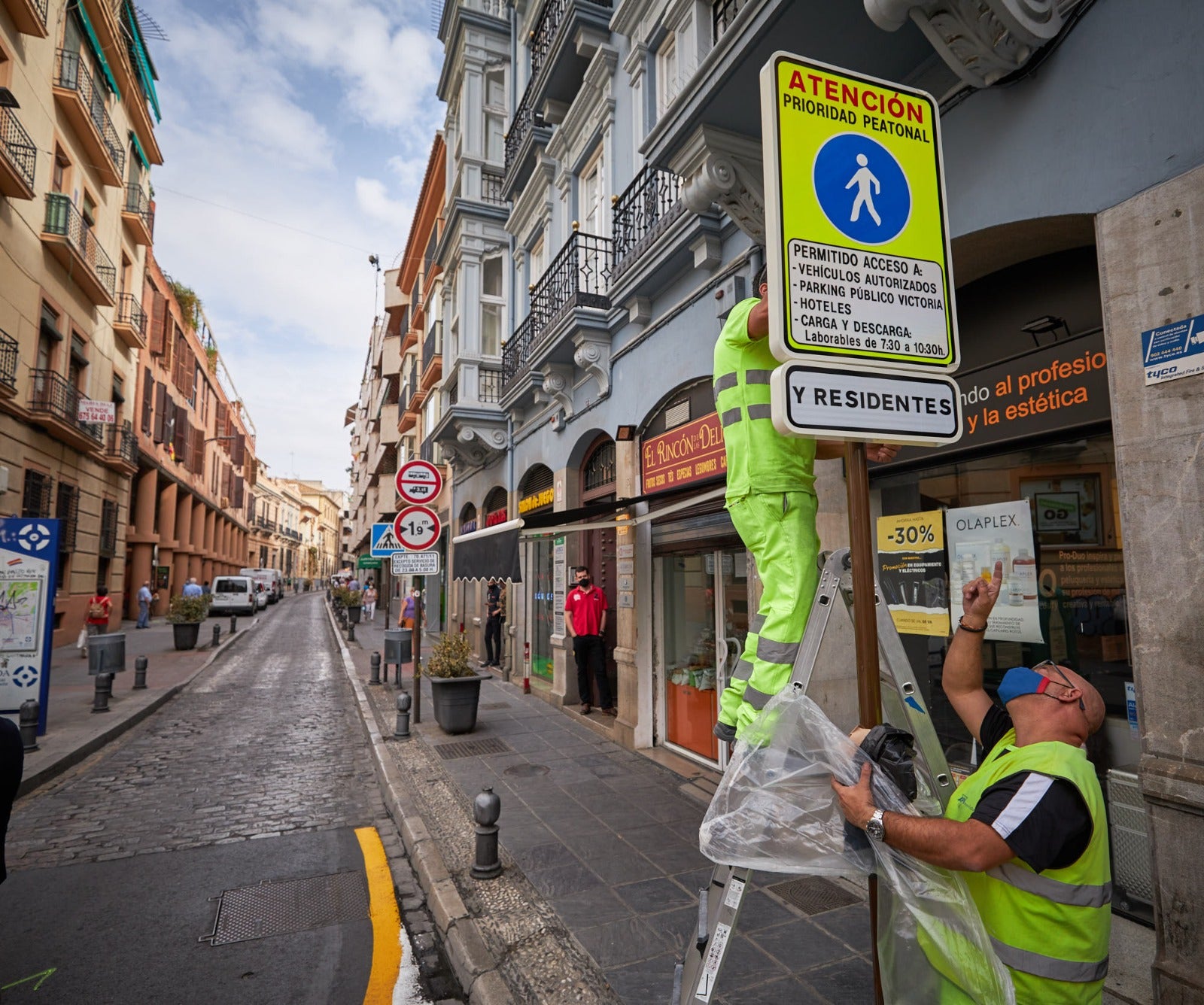 Movilidad inaugura los cambios en una calle a la que solo podrán acceder en coche los residentes con garaje o los usuarios de hoteles o el parking 